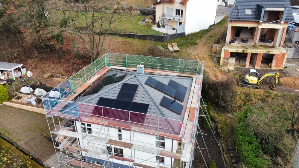 Photovoltaik-Projekt von Galitsch Energie – Modulmontage auf dem Dach